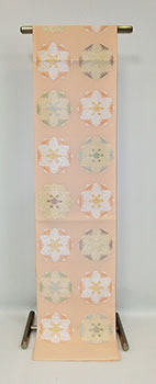藤井呉服店　淡いピンク地に柔らかな配色で若松紋を並べた
夏の袋帯